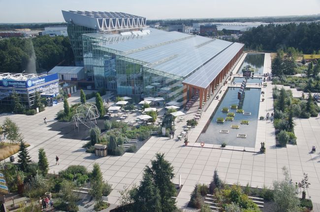 ここは”グリーンエンジン”のエリアで、経済産業としての園芸をテーマとしているパビリオンです。日本もこのエリアに参加しています。後で行きますね。