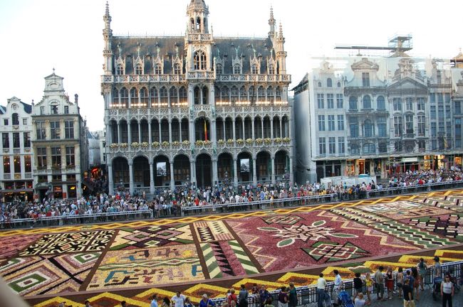 ブリュッセルへ到着しました。<br />ここでは２年に１度、グランプラス(ベルギーの中心地にある大広場)で行われる”フラワーカーペット”が開催されています<br />中央の建物は市立博物館になっている王の家です。