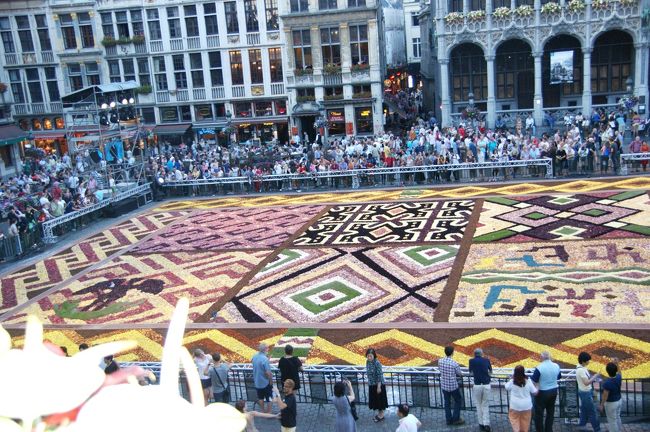 とっても幾何学的な模様ですが、コンゴ、ザンビアなどアフリカの国々を表しています。