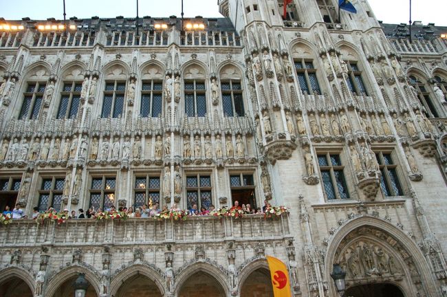 ここは市庁舎です。市庁舎の２Fのテラスから見ると全体が大変よく見渡すことができます。皆さん、あそこから見てられますよね。<br />私たちも市庁舎のテラスから見ました。