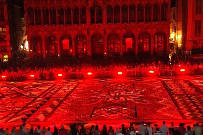 １０時から音と光のショーがあるというので、再び市庁舎へ♪<br />音と光のショーが始まりました。