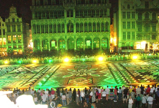 赤い光の後は緑の光に照らされます。