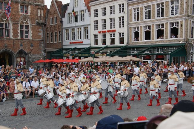 ブリュッセルの観光を終えて、今度はブルージュへ来ました。<br />ここでは”ゴールデンツリー”のお祭りが開催されています。<br />このお祭りはブルゴーニュの最後の王様、シャルル公とイングランド王の妹マーガレットとの３度目の結婚の際に、マルクト広場で行われた騎士の試合の再現をもとにした歴史絵巻になっています。<br />まずは鼓笛隊の行進です。