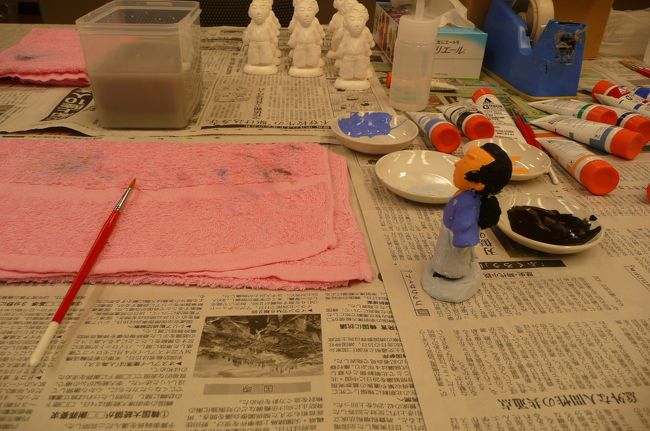 この日は偶然、龍馬のイラストレーターがいらしていて<br />展示があったり置物の製作ができました<br /><br />なんと　イラストレーターさんと一緒に製作するラッキーな展開に<br />