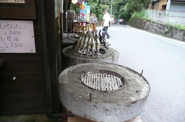 駐車場から橋の間に、こんなお店が数店<br />