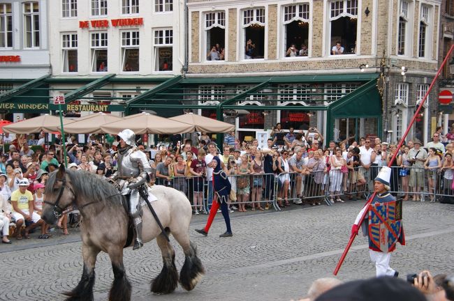 中世の騎士がやってきました。<br />この馬の足の毛深さ、寒いところの馬はこのように保温のために足が毛で覆われているそうです。