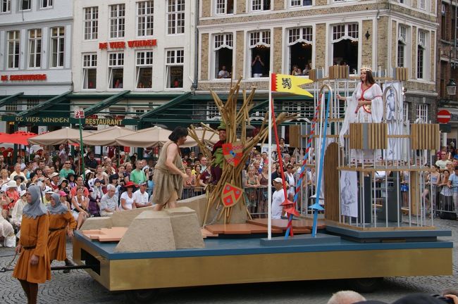 何やら原始的な格好の男性が、、、あそこに座っておられる方は王女さまか巫女さまか。。。