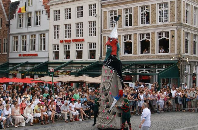 大きなお人形のようなものが出てきました。何かの魔除け人形でしょうか。。