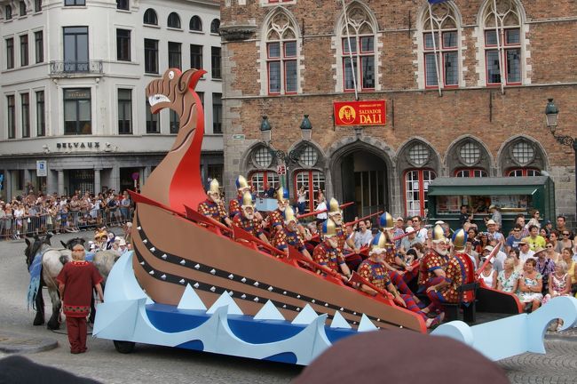 バイキングが船に乗って登場です。