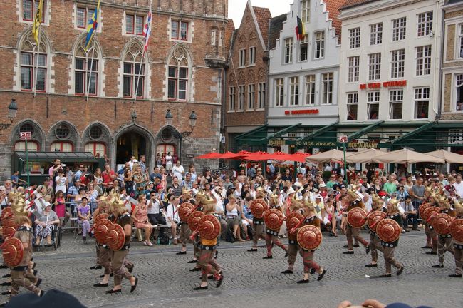 たくさんのバイキングたちの行進です。