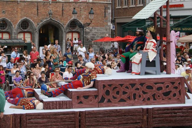 王さまとお后さまですね。<br />バイキングがどういうわけか、倒れこんでいます。