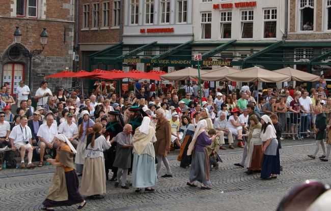 何やら庶民の人たちみたいですが、小芝居も始まっています。