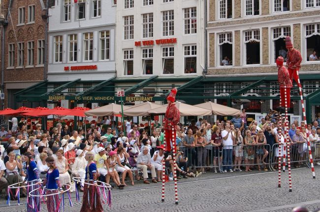 竹馬？？？に乗っての登場です。高いのにうまく乗っています。