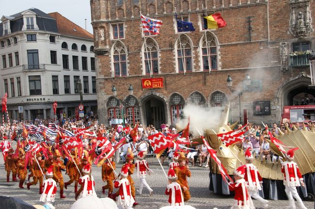 各部族が行進だけではなくて、入り交じりだしました。