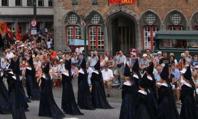 聖女のような黒の行進です。