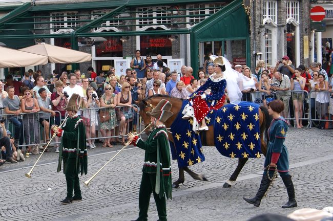 この女の人はとっても乗馬がうまくて、お嬢様座りで乗っています。