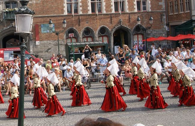 中世の格好をした女の人たちの行進です。