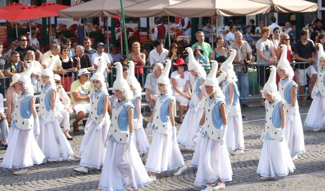 綺麗な女の人ばかりで、頭の上には白鳥のモニュメントが。。。