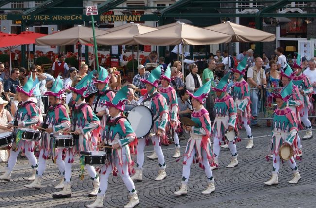 またまた鼓笛隊か、変わった衣装です。