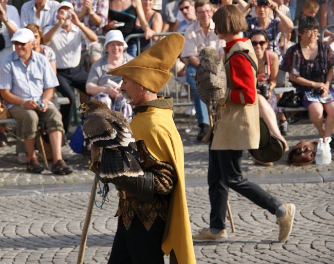 おーー鷹匠まで表れました。