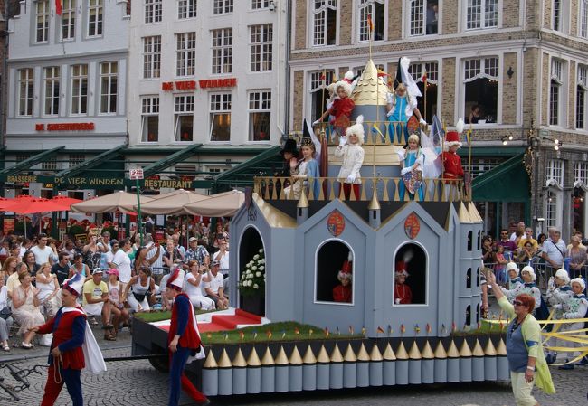 これが最後の行列になりました。いやぁすごい規模のお祭りです。京都の時代祭の欧州版といいましょうか。。。<br />ゴールデンツリーというのは枝葉が伸びるごとく子孫繁栄を望むものらしいですが、可愛い子供たちが何人も顔を出しています。<br />３時半から６時半まで３時間のパレードでした。お天気がとっても良くて、良すぎてしっかり日焼けしました。