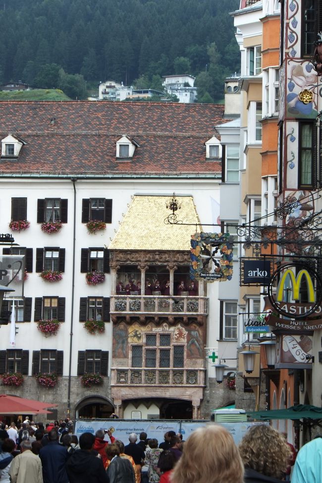 アンナ記念柱の場所からはっきりと黄金の屋根がすでに見えます。