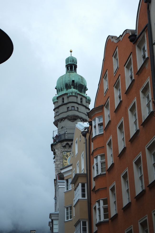 市庁舎はこちら。チケット売り場は最新のようですが、階段は古いまま。段数は気にならないが、結構すれ違いに苦労するところが多い。インスブルックカード有効。