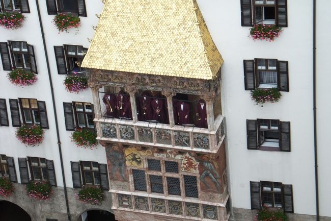 市庁舎から黄金の屋根を見下ろすとこんな感じ。今日は日曜日だからか金管楽団が短い曲を何曲か演奏していました。黄金の屋根の瓦はよーく見ると鱗状です。