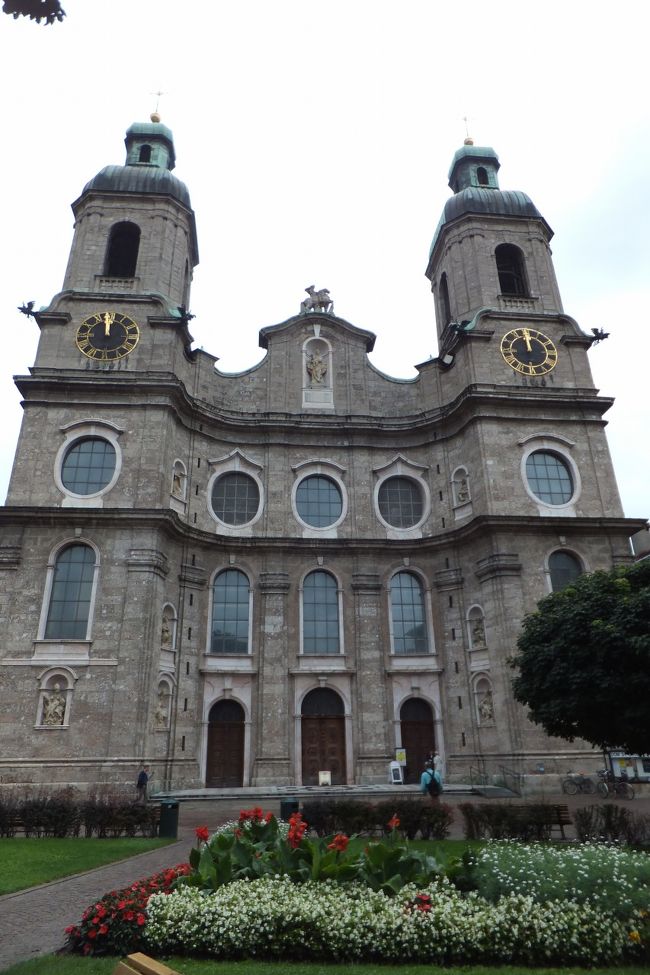 大聖堂。<br />時間が無いので中は後回し。帰りに時間があれば見ることにします。ここでちょうど12時に。鐘が大音響で響き渡ります。