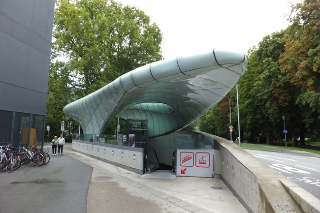 で、これがケーブルカー乗り場の入口。ハーフレイカーに行くために急いでいたわけです。インスブルックカード有効。すべての駅舎がこんな感じです。街中はまだいいが自然のなかにこれがあるのはちょっと。