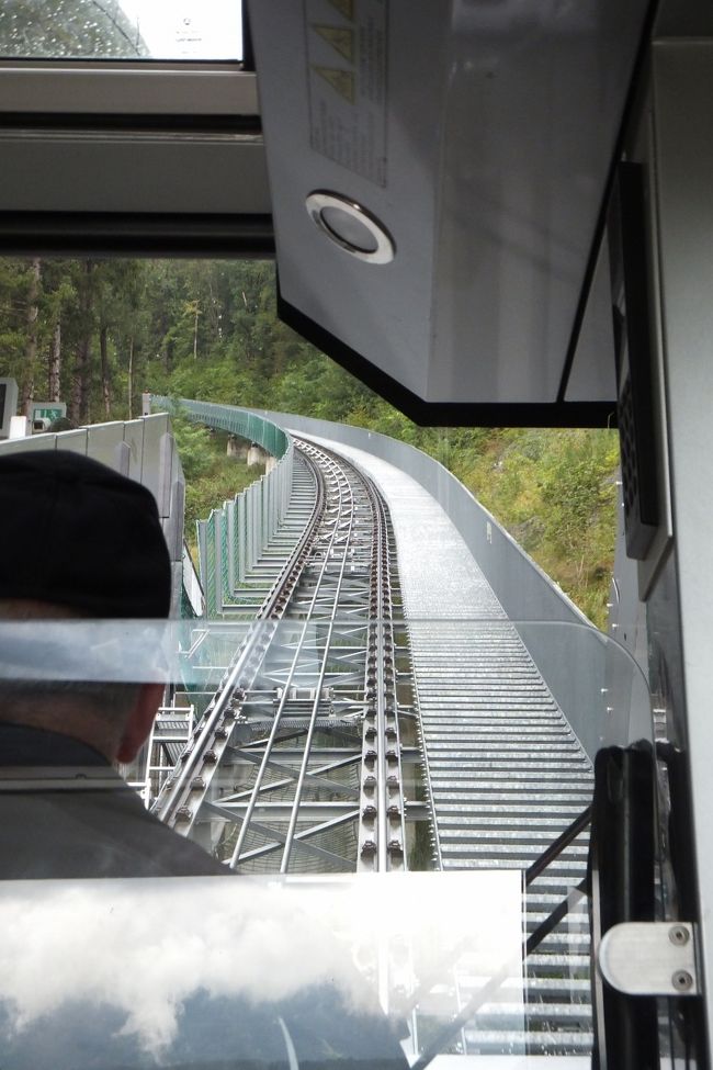 ケーブルカーは四角い箱が4つ並んでいます。1つの箱に10人くらい。ぎゅうぎゅうにつめれば20人くらい乗れる感じです。車体はよくある斜めになっているわけではなく、1つ1つのキューブが独立して上下することで、平行を保つようにできています。勾配はこんな感じ、もう少し急なところもあったかも。