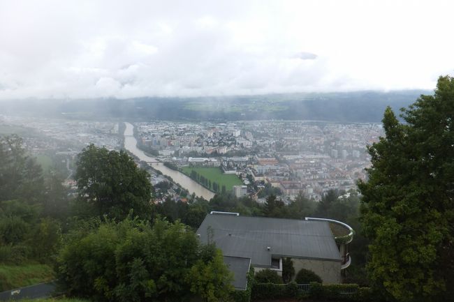 ケーブルカーの終点はこんな感じで、やっぱりちょっと曇っています。上を見ると、雲だらけですが一縷の望みを託して、ロープウエイカーゼーグルへバーンで上を目指します。インスブルックカード有効。