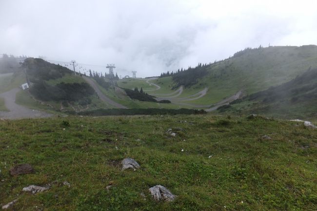 で、ロープウエイカーゼーグルへバーンで登った先がこれです。さらに上にいけますが、上を見ると雲だらけでまったく見えないので、ここのレストランで時間をつぶします。豚の煮込みにポテトフライにパン、ビールで18ユーロ。時間をつぶしていた間にますます天気が悪くなってきました。