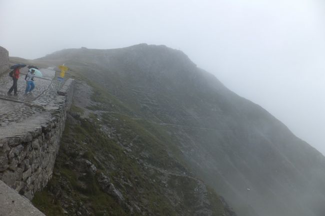 時間も無いので、ハーフレイカーバーンで上を目指します。インスブルックカード有効。あがった先がこれ。多分気温は5度近くか。雨風が激しくてすぐに傘がひっくり返ってしまい、20m進んで断念。残念ながらこれ以降進めないことがわかり、引き返すことに。晴れていればハイキングで下に下りることもできますが。記念に途中の売店でニット帽を購入しました。Tiｒolとネーム入り。27ユーロ。ここで、びしょぬれのハイカーが多く乗りこんで着ました。みんな予想外だったのか、寒そうでした。