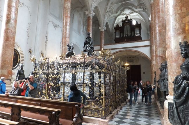 宮廷教会はよかった。巨大な墓石が祭壇に向かっておいてあり、その回りをブロンズ像が並んでいます。特に墓石の上のマクシミリアン１世がひざまずきながら、キリストに願いをささげている（ように見える）のがおもしろい。
