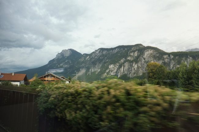 駅で17:06のQICのチケットを購入。40分くらい時間があるので、ぶらぶらしたが何も無いので、ホームで列車を待ちます。今回は自由席だと思うが、値段は同じだった。たしか9番と言われて9番探したが見つからなかったのでてきとうに開いている席に座る。途中大雨になったが、ザルツブルグでは小雨に。19時過ぎに到着。ここで気がつきましたが、駅舎にSPARが入っています。それも日曜なのに営業している。早速今晩のアルコールとおつまみを買って帰りました。今回は、インスブルックの街中の散策は大体できましたが、残念ながら天気が悪かったので、ハーフレイカーの眺望は見れませんでした。また機会があればリベンジしたいと思います。<br />費用は、食費を除いて<br />ザルツブルブ−インスブルッグ往復82.60ユーロ<br />インスブルックカード31ユーロ<br />合計113.60ユーロ、約1万円でした。<br />