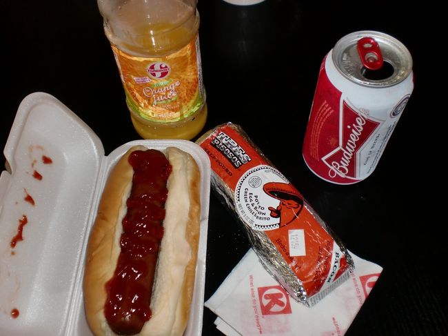 サークルKでホットドッグ（＄２くらい？）とブリトー（＄2くらい？）を購入<br /><br />ホットドッグは保温ケースからパンを取り出し、ソーセージを選び、<br />自分でトッピングをしてレジにて支払います。<br /><br />