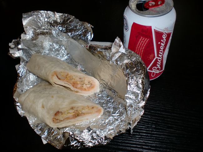 ブリトー確か、ベーコンと野菜の２種類があった<br />これは、ベーコン<br /><br />バドワイザーは『コンビニエンス大阪』さんで＄1.25！！<br />ビールはどれも＄1.25<br />お安いです。