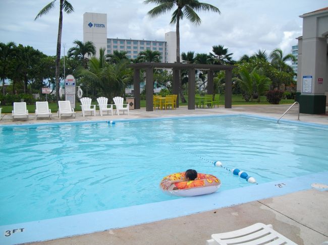 パパと次女はホテルのプールへ