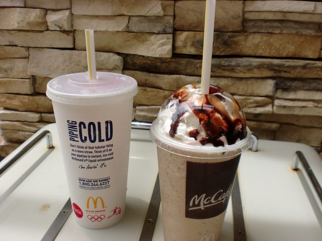 私と長女はお買い物！！<br />DFSをのぞき、ＪＰスーパーストアでお買い物を満喫後<br />マックで一休み<br />グアムは本当にドリンクのカップが大きい！！<br />私はフラペチーノ（＄3くらい？）とにかく量も多いけど、生クリームも大盛り！