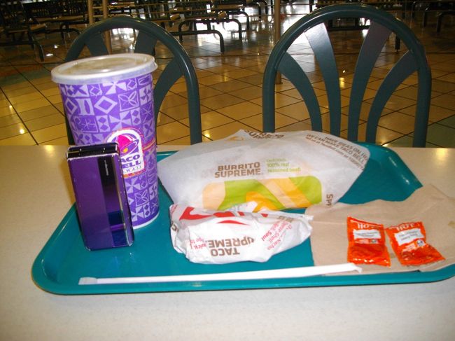 ランチはマイクロネシアモールのフードコート<br /><br />前回はオンワードに宿泊したので、<br />朝食のチケット振り替えでランチはすべてホテルのビュッフェ<br />私は前回食べられなかった念願のタコベルへ<br /><br />