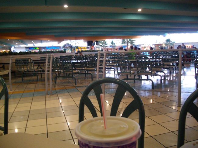 マイクロネシアモールのフードコート<br />なんだかとっても空いていた<br />