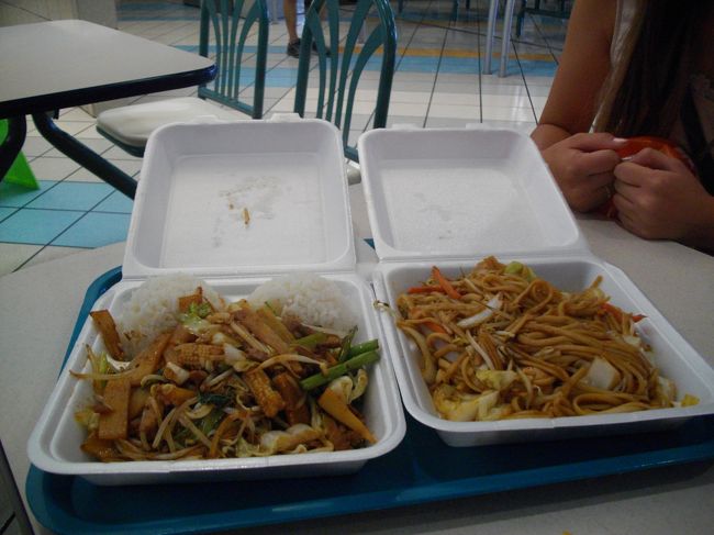 娘二人は、ハワイグリル<br />左の野菜炒めみたいのものには、ヤングコーンが入っていておいしかった<br />右は、ちっちゃいえびが入った焼きそば？<br />食べきれずにお持ち帰りです<br />次の日の朝食になりました<br /><br />