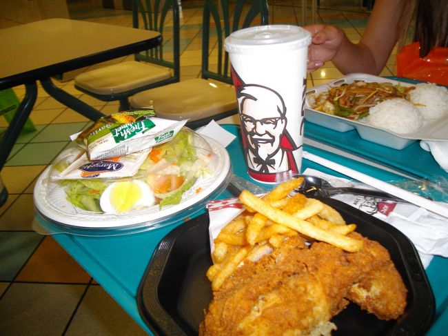 パパは、KFC<br />パパがメニューと格闘しながらなんとか注文したセット<br />サラダの量が多い！