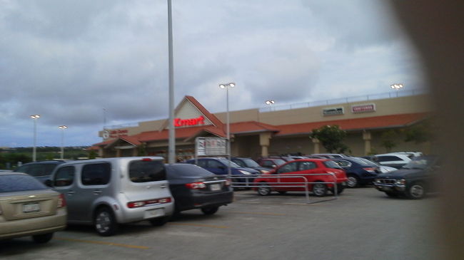 Ｋマートに到着<br />のんびり歩いて15分くらい?<br />バスだと待ったり乗り換えたりしなくてはいけないので、<br />歩いて正解だったな！！