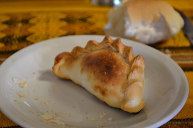 そしてランチ。＄50でフルコースのランチをいただく。<br />まずは前菜、エンパナーダ。アルゼンチンではよく屋台でも売られている。中は牛ひき肉が入っていたかな。