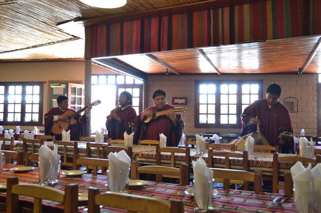 フォルクローレの演奏。