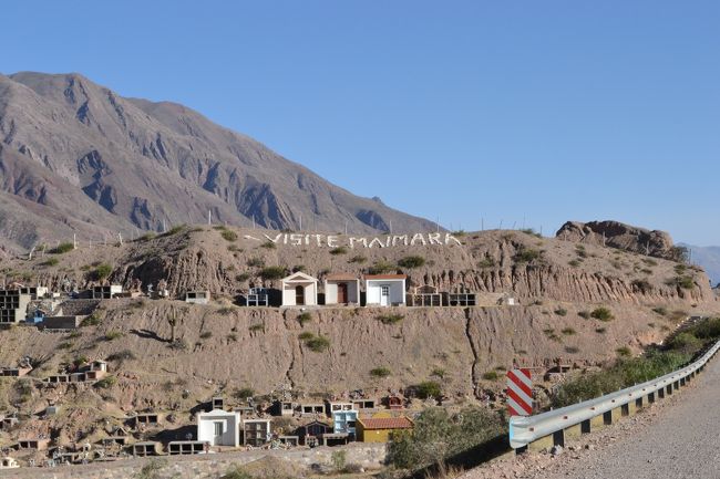 20時半頃サルタに戻った。<br /><br />ガイドはよく私のことを気にかけてくれて、必要なところは英語で説明してくれたし、ランチの時も、すぐに私の所にきてスペイン語で読めないメニューを説明してくれて、注文までしてくれた。自由散策の時も、私を見つけては時間や、どこになにがあるなどの説明もよくしてくれた。とてもいいガイドだった。ツアー参加者で全くスペイン語がわからないのは私ぐらいなのに、私一人のために気にかけてくれたのは本当に感謝。<br /><br /><br />夕食を食べに、中心広場をうろついていると、一緒の宿に泊まっている日本人女性とその内縁の夫？？のオランダ人男性が食べているところに出くわした。私も同席させてもらい、久しぶりにまとまった日本語がしゃべれた。<br />