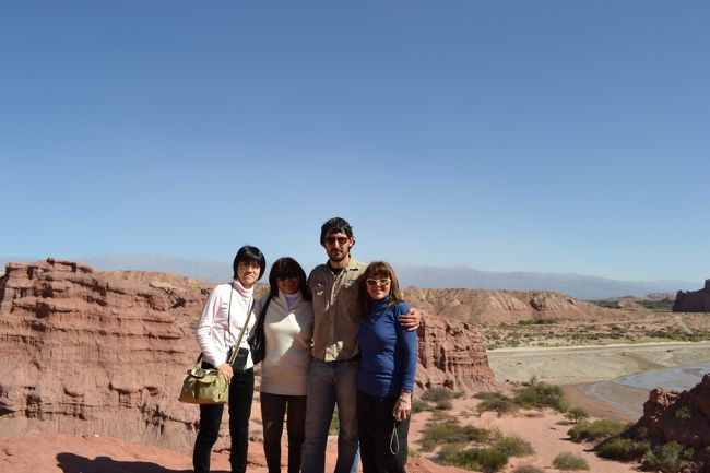 男性はガイドさん。女性2人は先ほどのアルゼンチン人女性3人組。<br />言葉が全く通じないも、一人者の私に気を使って写真を撮ったりしてくれました。やさしい。感謝。<br />昨日のガイドもよかったが、今日のガイドはもっとすばらしかった。英語とフランス語がかなり流暢。移動中の観光名所の説明など、すべてスペイン語、英語、フランス語で説明をしてくれた。ツアー参加者でスペイン語が全く分からないのは私だけ。昨日のフランス人親子は、大学生の息子がスペイン語が分かるので、別にフランス語の説明がなくても大丈夫なんだが。すごいわ〜。後で出てくるワイナリーでの係りの人の説明も私つきっきりで同時通訳してくれて、本当に感謝。