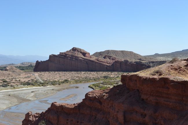 向こうに見える岩山。タイタニック号に似ていませんか？